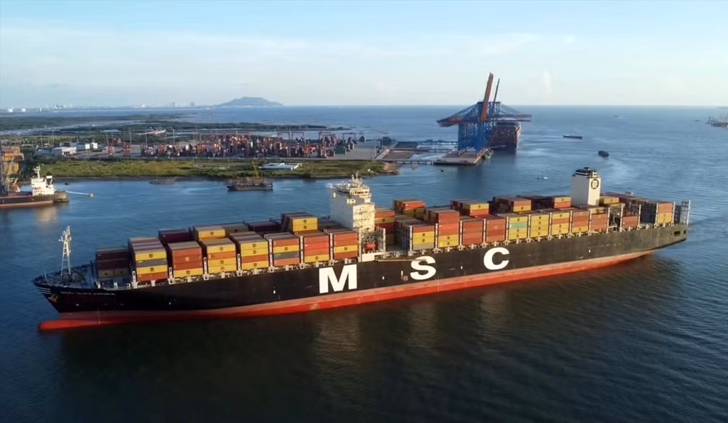 Barcos de la mayor compañía naviera del mundo, MSC, frecuentemente llegan al complejo portuario de Cai Mep-Thi Vai en la provincia de Ba Ria-Vung Tau. Barcos de la mayor compañía naviera del mundo, MSC, frecuentemente llegan al complejo portuario de Cai Mep-Thi Vai en la provincia de Ba Ria-Vung Tau.