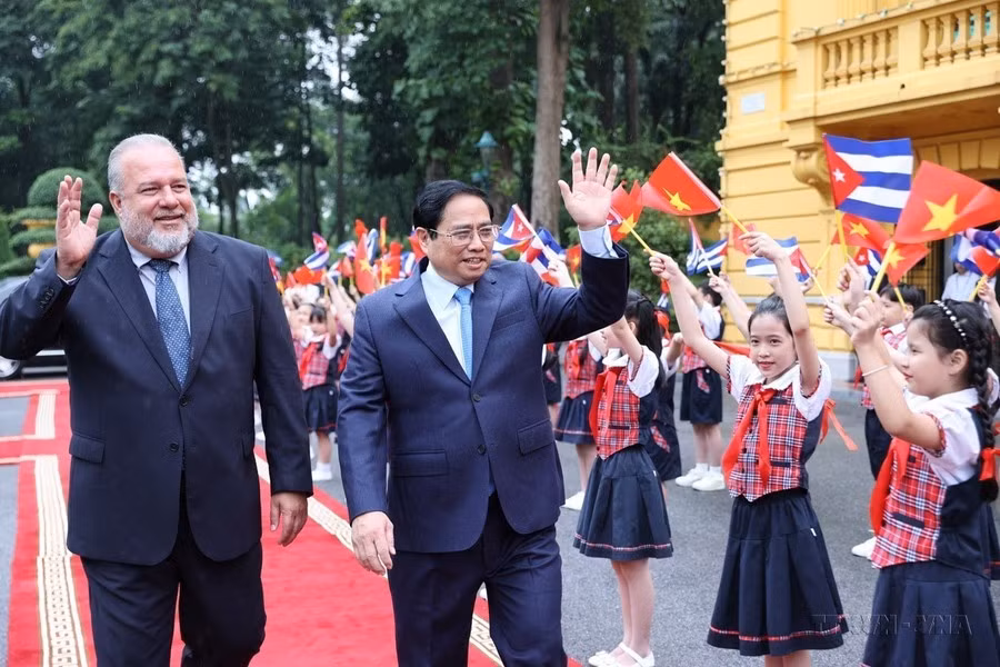 El primer ministro de Vietnam, Pham Minh Chinh, recibe el 29 de septiembre de 2022 a su homólogo cubano, Manuel Marrero Cruz, en visita oficial a Vietnam. El primer ministro de Vietnam, Pham Minh Chinh, recibe el 29 de septiembre de 2022 a su homólogo cubano, Manuel Marrero Cruz, en visita oficial a Vietnam.