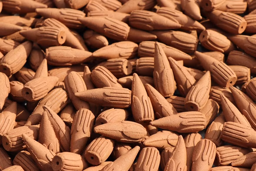 Incienso de cogollos de canela, uno de los productos elaborados a base de este árbol.