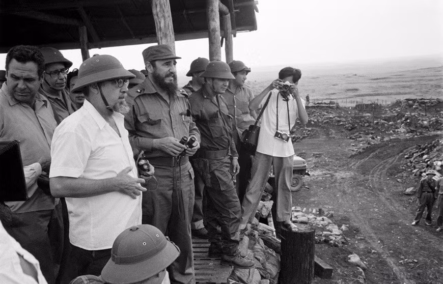 El Comandante en Jefe, Fidel Castro, inspeccionó el 15 de septiembre de 1973 la base militar de Doc Mieu, en la barrera electrónica de McNamara, destruida por combatientes del Frente Nacional para la Liberación de Vietnam del Sur.