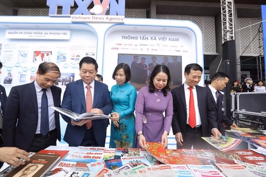 El miembro del Secretariado del Comité Central del Partido y jefe de su Comisión de Comunicación y Educación, Nguyen Trong Nghia; la vicepresidenta del Estado, Vo Thi Anh Xuan, y el ministro de Información y Comunicación, Nguyen Manh Hung, visitan el stand de la Agencia Vietnamita de Noticias en la Feria Nacional de la Prensa 2023.