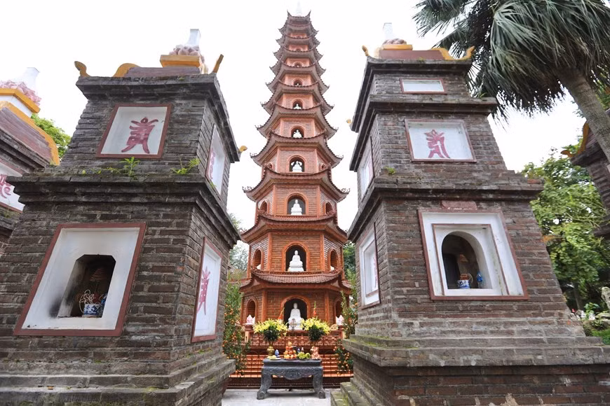 La estupa de Luc Do Dai Sen, con 11 pisos de altura en la pagoda de Tran Quoc. La estupa de Luc Do Dai Sen, con 11 pisos de altura en la pagoda de Tran Quoc.