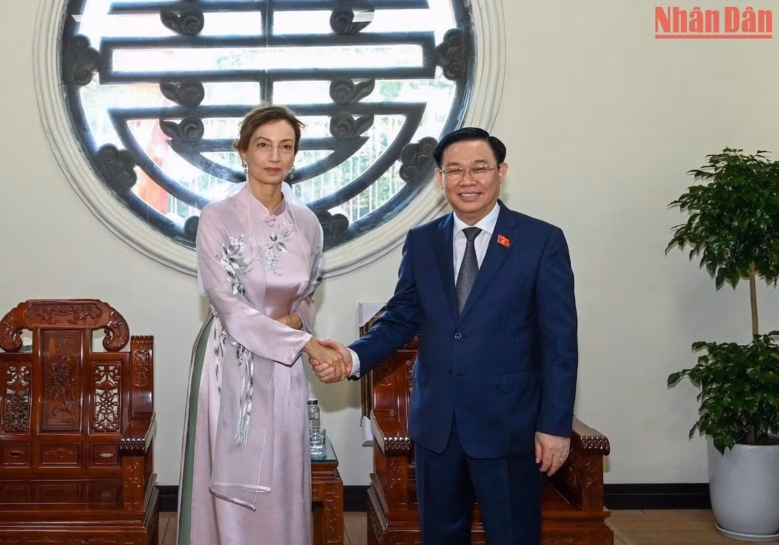 En la mañana del mismo día, Vuong Dinh Hue sostuvo una reunión con la dirigente de la mayor organización mundial en el ámbito de educación, ciencia y cultura.