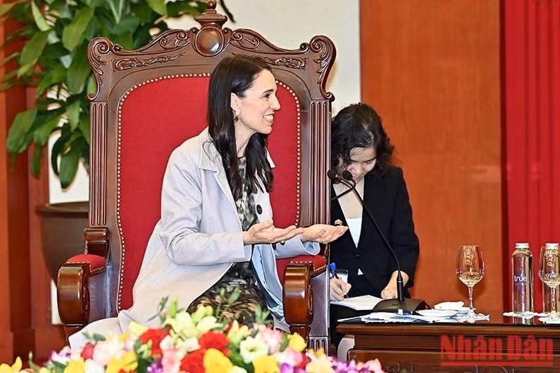 La premier de Nueva Zelanda interviene en la reunión.