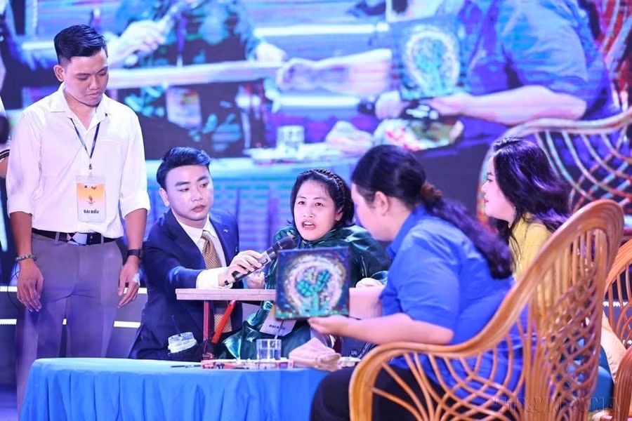Nguyen Thuy Chi, quien sufre discapacidad motora grave, es cofundadora y subdirectora de la empresa Green Touch, una unidad con casi 20 artesanos y artistas discapacitados, participa en el programa “Brilla la voluntad vietnamita” (7 de octubre de 2024).