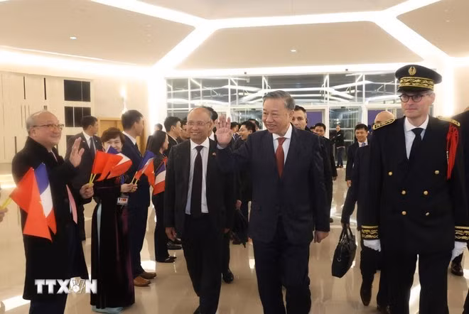 La ceremonia de despedida al secretario general del Partido Comunista y presidente de Vietnam, To Lam, en el Aeropuerto de París Orly.