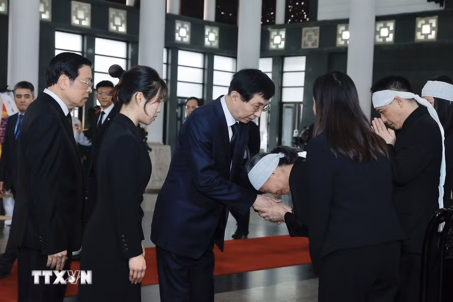 El jefe de la delegación china expresa su pesar por el deceso del secretario general del PCV.