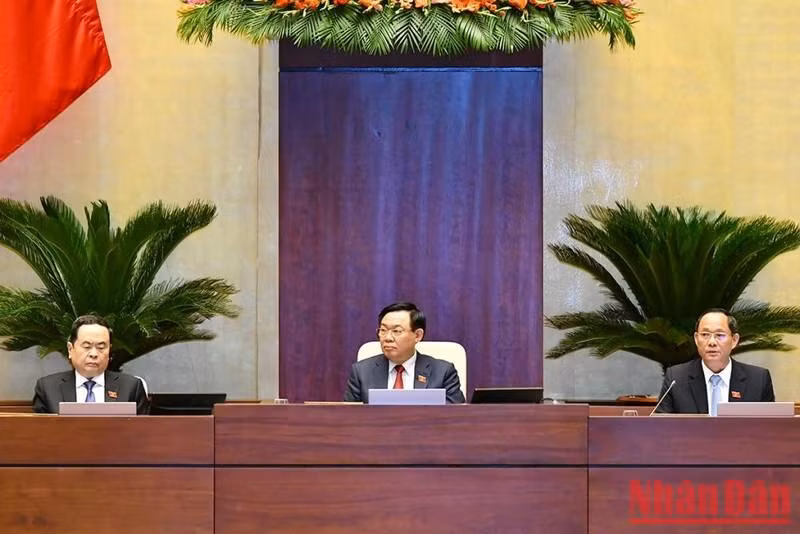 Vuong Dinh Hue y los vicepresidentes de la ANV conducen la reunión. Vuong Dinh Hue y los vicepresidentes de la ANV conducen la reunión.