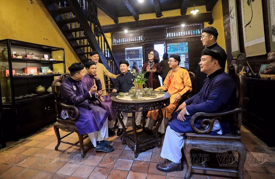 Muchos programas que recrean el Año Nuevo Lunar vietnamita (Tet) se realizan en el casco antiguo de Hanói. Muchos programas que recrean el Año Nuevo Lunar vietnamita (Tet) se realizan en el casco antiguo de Hanói.