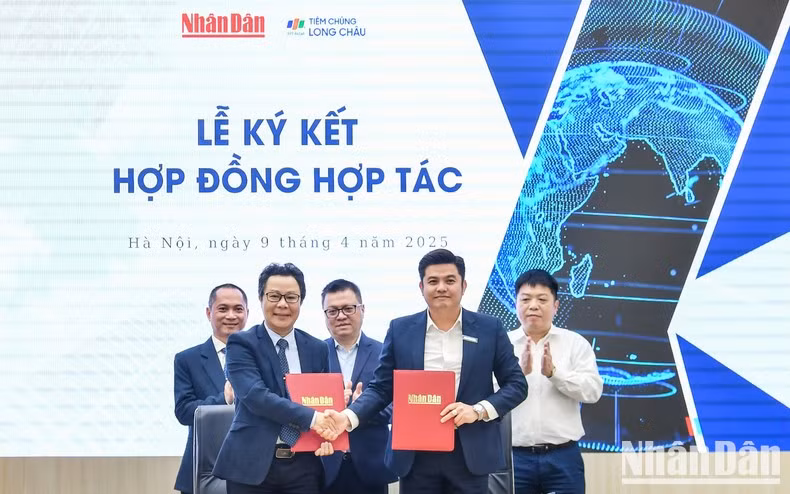 El jefe del Departamento de Tecnología de Nhan Dan, Vu Mai Hoang, y Ngo Quoc Bao, director sénior de Comunicación y Experiencia del Cliente FPT Retail, firman la cooperación.