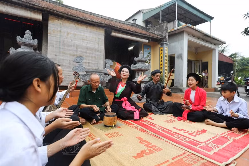 Hasta la fecha, los aldeanos solían tender esteras en la casa comunal (san dinh) para cantar Cheo y satisfacer su pasión. (Fotografía: Revista Ilustrada de Vietnam)