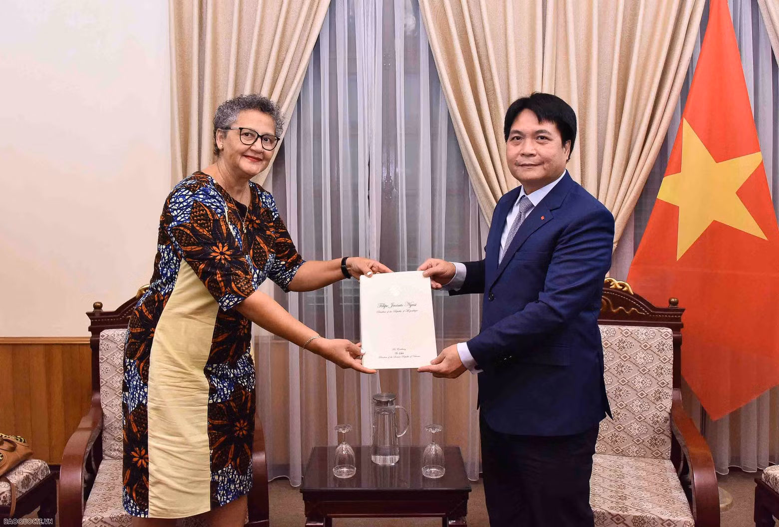 El jefe del Departamento de Protocolo del Ministerio de Relaciones Exteriores de Vietnam, Nguyen Viet Dung, recibe copias de las credenciales de la embajadora de Mozambique, Ilundi Dos Santos. (Fotografía: baoquocte.vn) El jefe del Departamento de Protocolo del Ministerio de Relaciones Exteriores de Vietnam, Nguyen Viet Dung, recibe copias de las credenciales de la embajadora de Mozambique, Ilundi Dos Santos. (Fotografía: baoquocte.vn)