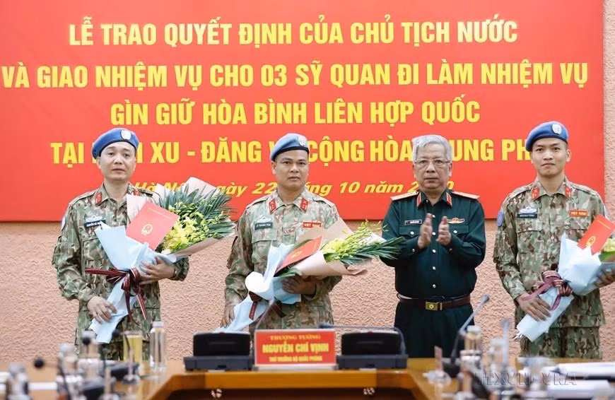 Nguyen Chi Vinh, viceministro de Defensa, entregó la Decisión del Presidente que asigna a tres oficiales a la Misión de mantenimiento de la paz de la ONU en Sudán del Sur y la República Centroafricana (22 de octubre de 2020).