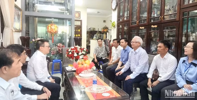 El compañero Le Quoc Minh se reúne con el periodista Le Hoang Linh. El compañero Le Quoc Minh se reúne con el periodista Le Hoang Linh.