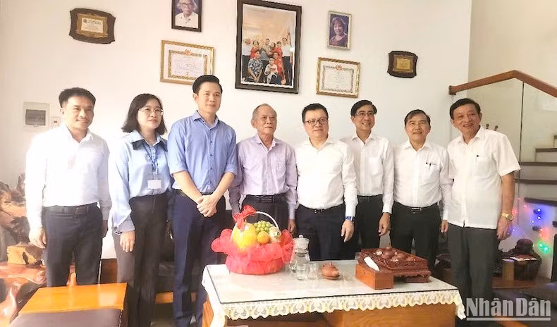 Quoc Minh y sus acompañantes posan junto con el periodista Ngo Quy Nhon. Quoc Minh y sus acompañantes posan junto con el periodista Ngo Quy Nhon.