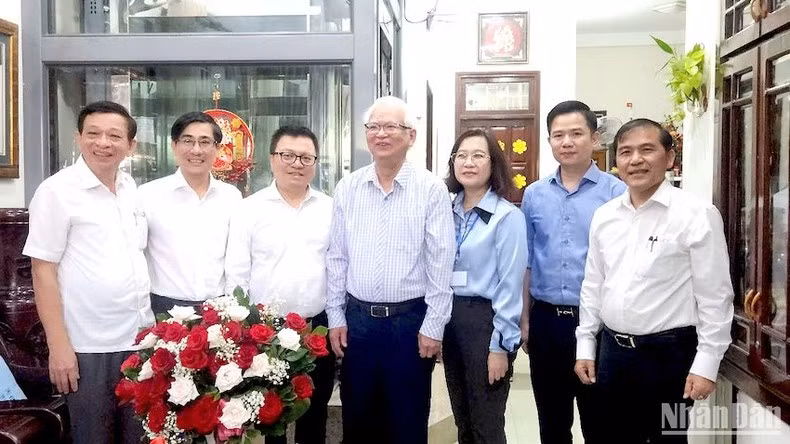 La delegación encabezada por Quoc Minh posa junto con el periodista Le Hoang Linh. La delegación encabezada por Quoc Minh posa junto con el periodista Le Hoang Linh.