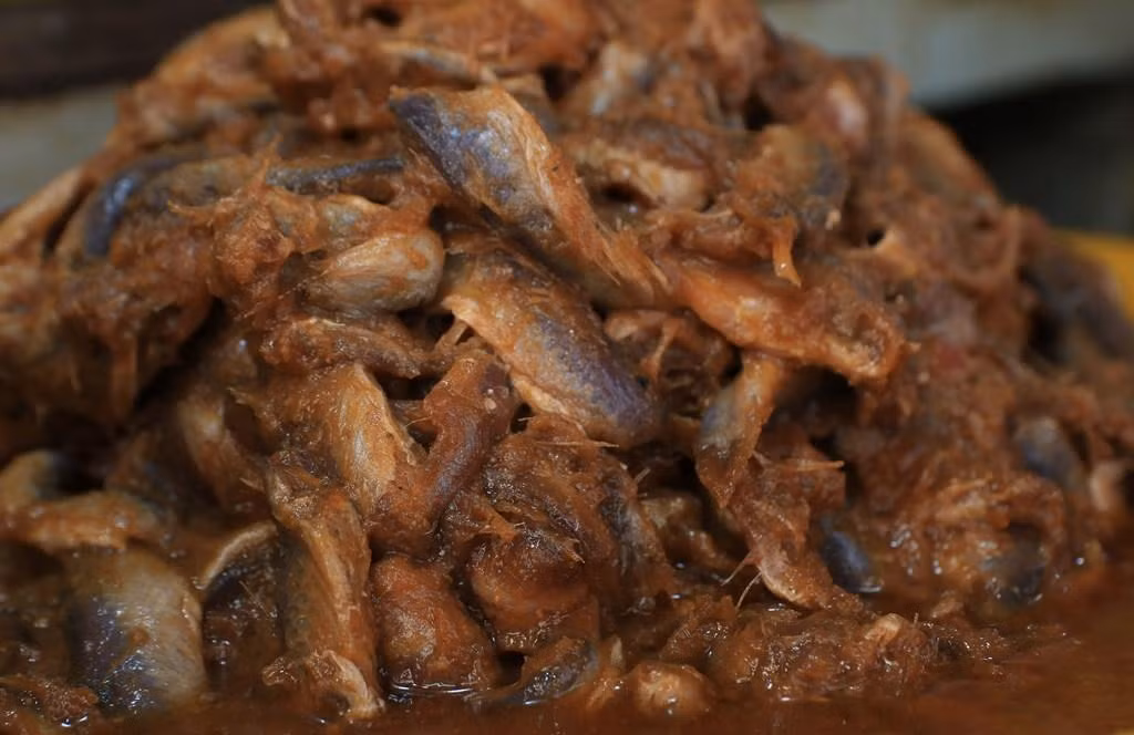 Los precios dependen del tamaño del pez en salazón. Algunas especies populares son ‘ca loc’ (Channa striata) y ‘ca linh’ (Henicorhynchus siamensis).