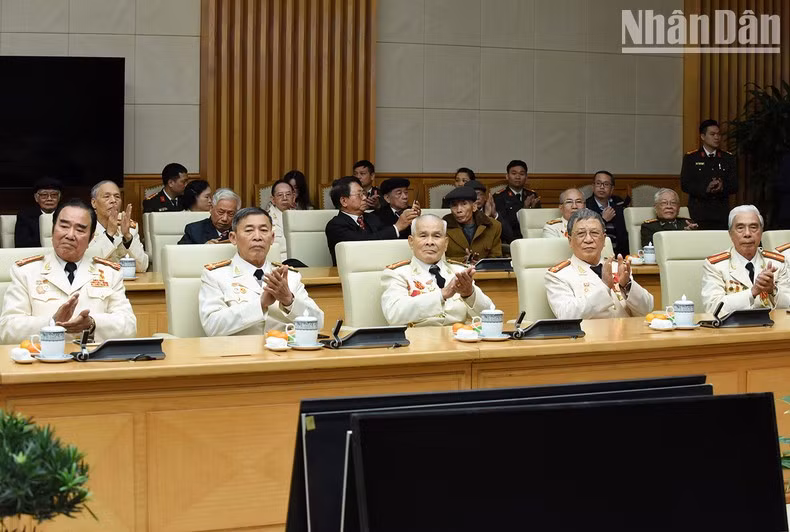Ex agentes de seguridad en la conferencia.