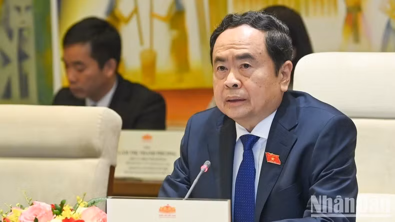 El presidente de la Asamblea Nacional de Vietnam, Tran Thanh Man, interviene en la reunión.