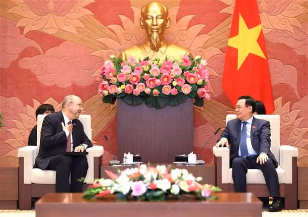 El presidente de la Asamblea Nacional de Vietnam, Vuong Dinh Hue, dialoga con el jefe de la misión diplomática de Suiza en el país, Thomas Gass. (Fotografía: VNA)