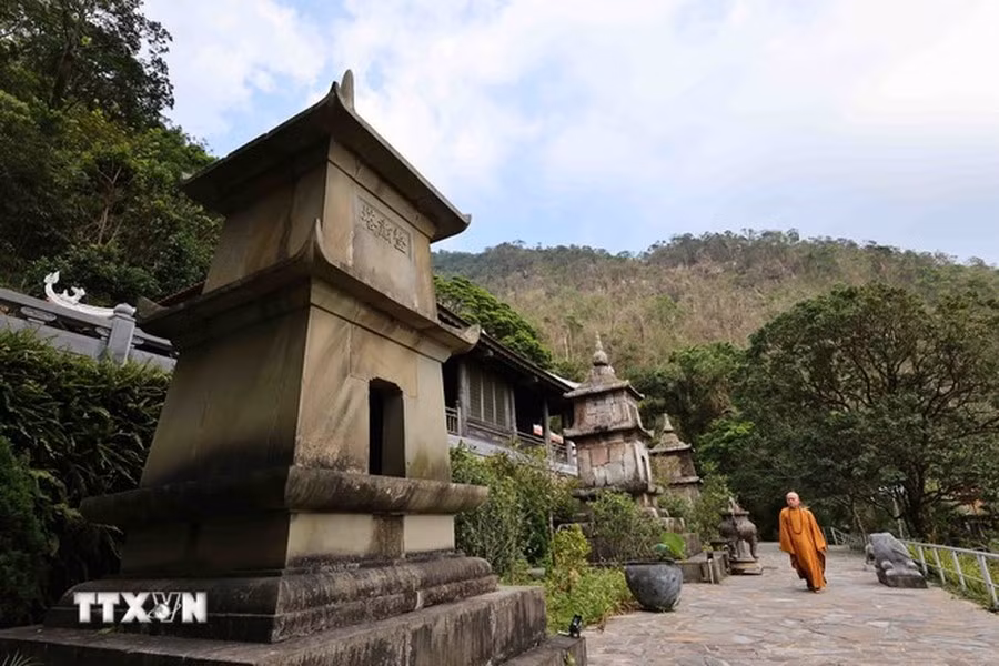 La pagoda Ngoa Van es el lugar donde el rey-monje Tran Nhan Tong practicó el budismo y alcanzó la iluminación. Por ese motivo, el sitio es considerado la tierra sagrada de la secta budista de Truc Lam. La pagoda Ngoa Van es el lugar donde el rey-monje Tran Nhan Tong practicó el budismo y alcanzó la iluminación. Por ese motivo, el sitio es considerado la tierra sagrada de la secta budista de Truc Lam.