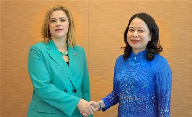 La vicepresidenta de Vietnam Vo Thi Anh Xuan y la primera ministra de Letonia, Evika Silina. (Fotografía: VNA) La vicepresidenta de Vietnam Vo Thi Anh Xuan y la primera ministra de Letonia, Evika Silina. (Fotografía: VNA)