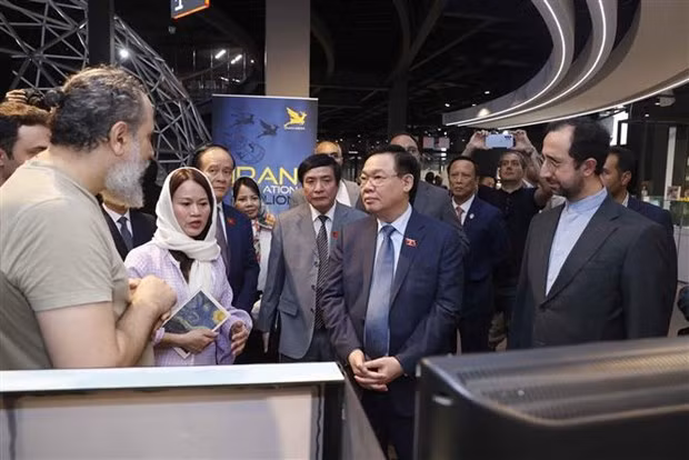 El presidente de la Asamblea Nacional, Vuong Dinh Hue visita el Centro de Tecnología e Innovación de Irán (IHIT).