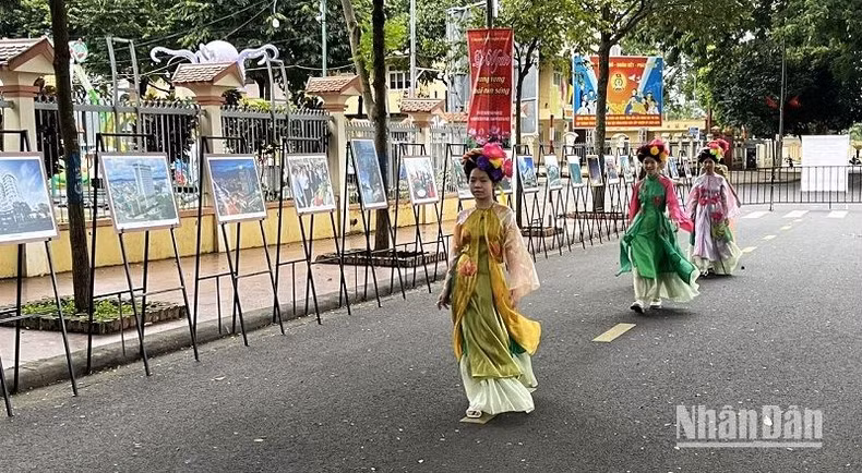 Niños de las etnias locales participan en el desfile de moda “Orgulloso de la identidad étnica”, enmarcado en dicha exposición.