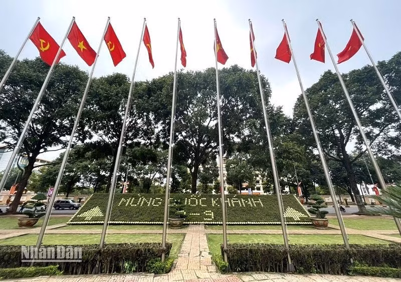 La Plaza 10 de Marzo, en la cabecera provincial de Buon Ma Thuot, está engalanada en saludo al gran festival de la nación.