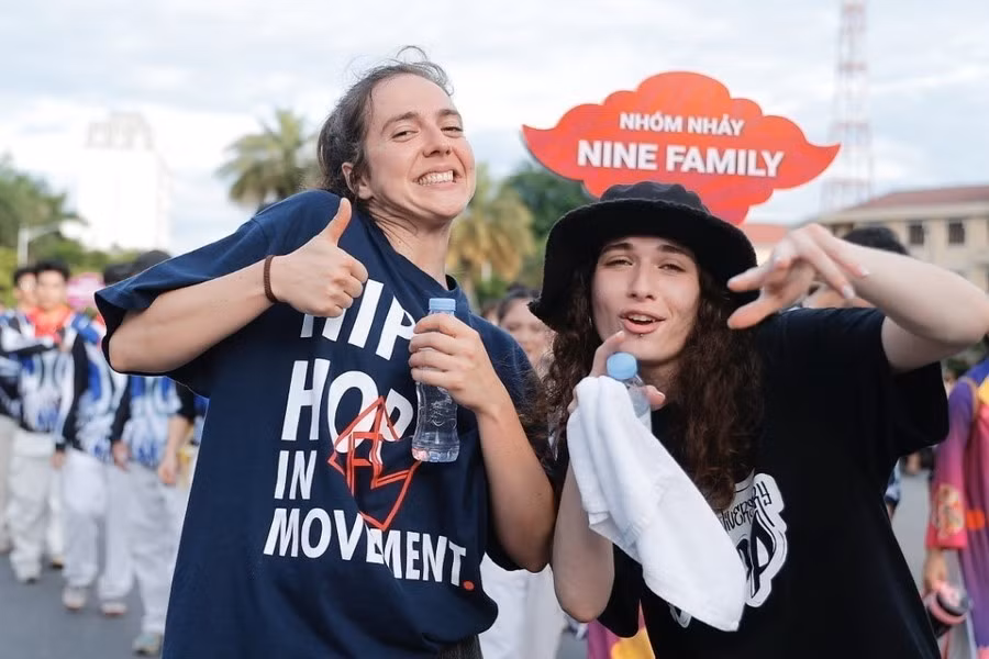 Bailarines de diferentes países actúan en el festival callejero.