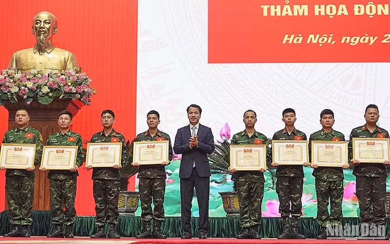 Ngo Van Cuong, miembro del Secretariado del Comité Central de la Unión de Jóvenes Comunistas Ho Chi Minh, entrega el Certificado de Reconocimiento de su entidad a los oficiales jóvenes del contingente.