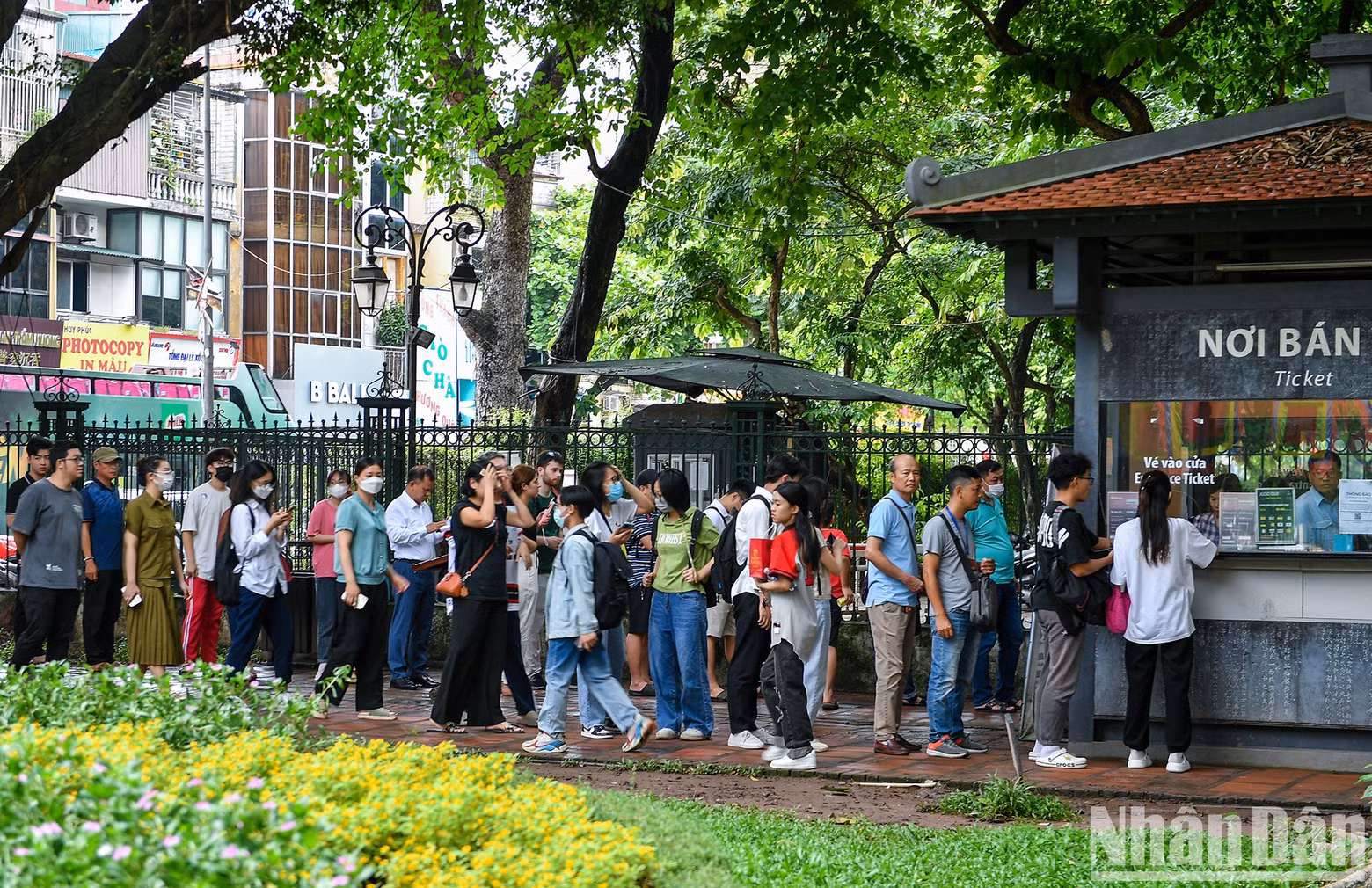 La cola de gente esperando comprar entradas.