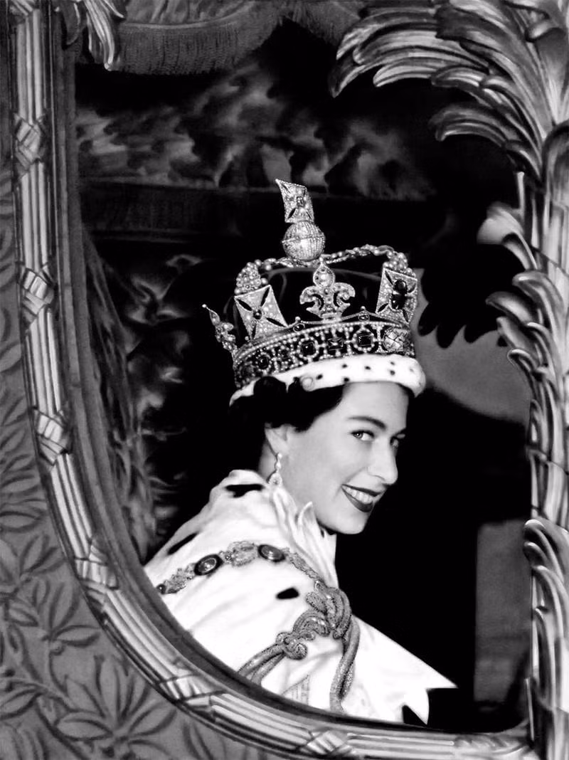 El 6 de junio de 1952, Isabel se entronizó luego del fallecimiento del rey Jorge VI. En la imagen de arriba, la nueva monarca en su fecha de coronación, el 2 de junio de 1953. (Fotografía: PA)