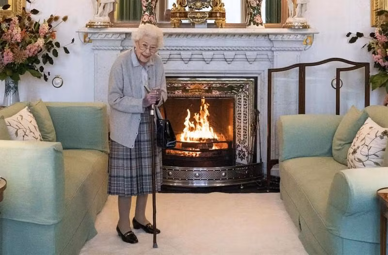 La reina espera a la nueva primera ministra del Reino Unido, Liz Truss, en el Castillo de Balmoral, el 6 de septiembre. Este enclave escocés también fue donde exhaló su último aliento el día 8. (Fotografía: PA)