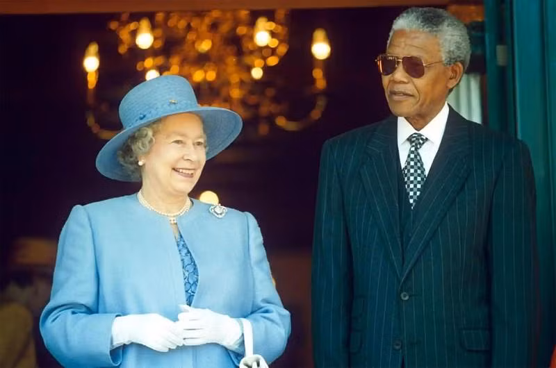 Isabel II y el presidente Nelson Mandela de Sudáfrica, en 1995. (Fotografía: Times Newspapers Ltd/Rex Features)