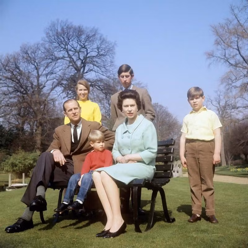 La reina y su cónyuge, junto con sus cuatro hijos, el príncipe Carlos - heredero al trono, la princesa Ana y los príncipes Andrés y Eduardo, en Windsor, en 1968. (Fotografía: PA)