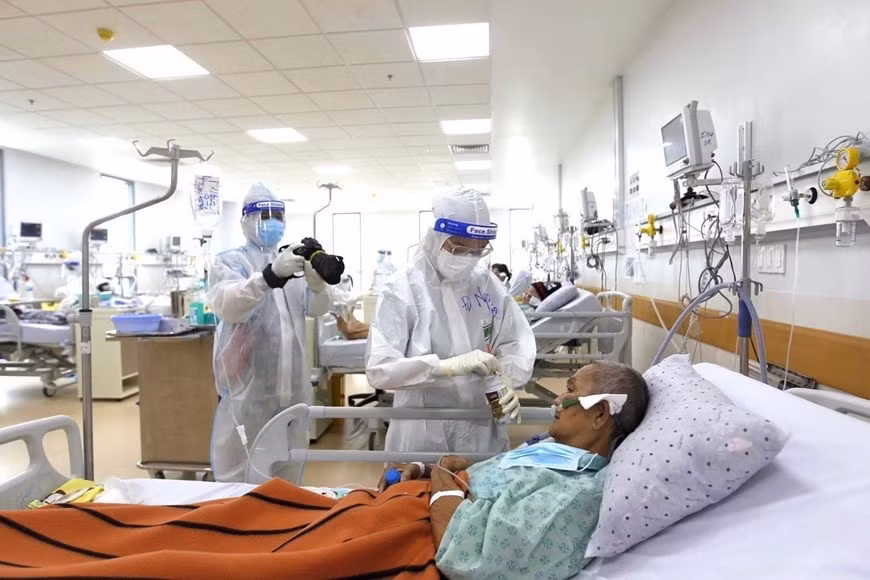 Un reportero de la Agencia Vietnamita de Noticias trabaja en el hospital con pacientes de Covid-19. Un reportero de la Agencia Vietnamita de Noticias trabaja en el hospital con pacientes de Covid-19.