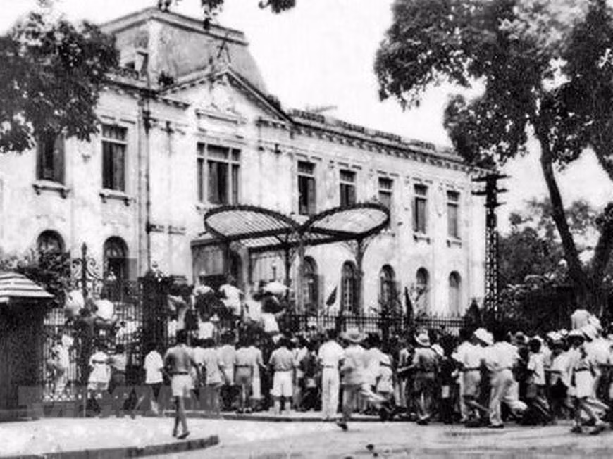 Los revolucionarios tomaron primero el Palacio Bac Ky, la sede del gobierno de Tran Trong Kim. Los guardias depusieron las armas ante el poder de las masas. Luego, el ejército revolucionario continuó apoderándose de otros edificios importantes del Gobierno del Norte.