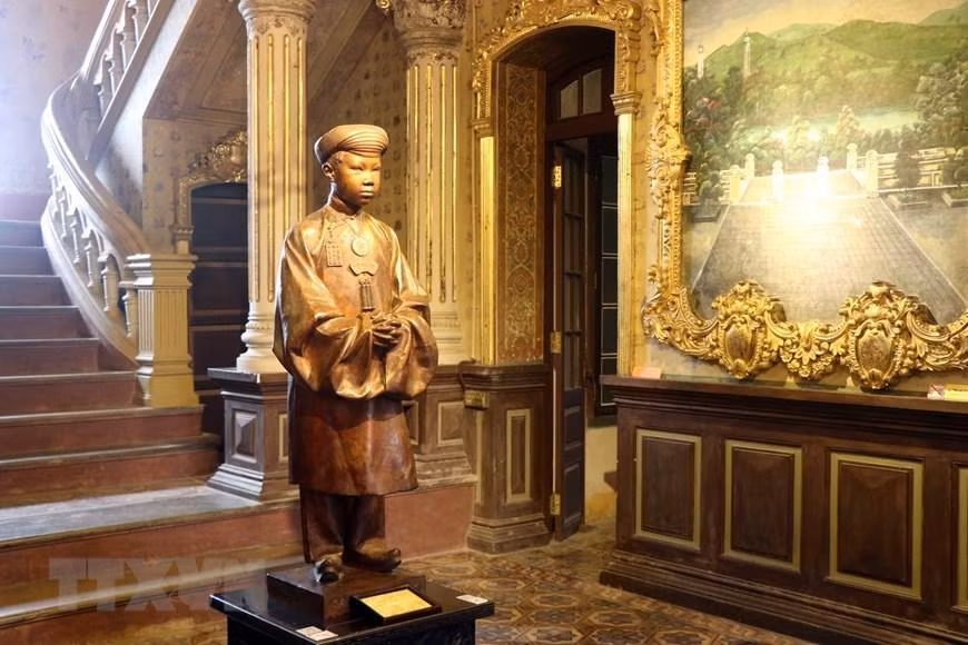 La estatua del Príncipe heredero Nguyen Phuc Vinh Thuy (rey Bao Dai) en el palacio de An Dinh.