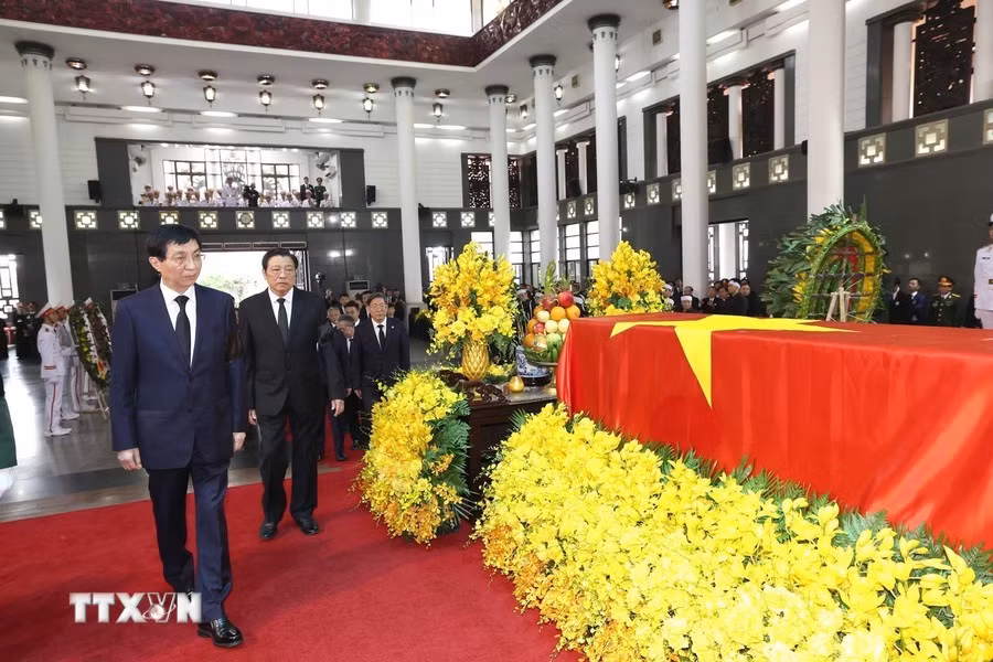 Wang Huning, miembro del Comité Permanente del Buró Político del Comité Central del PCCh, presidente del CCPPCh y representante especial del secretario general del PCCh y presidente chino, Xi Jinping, en el velatorio.