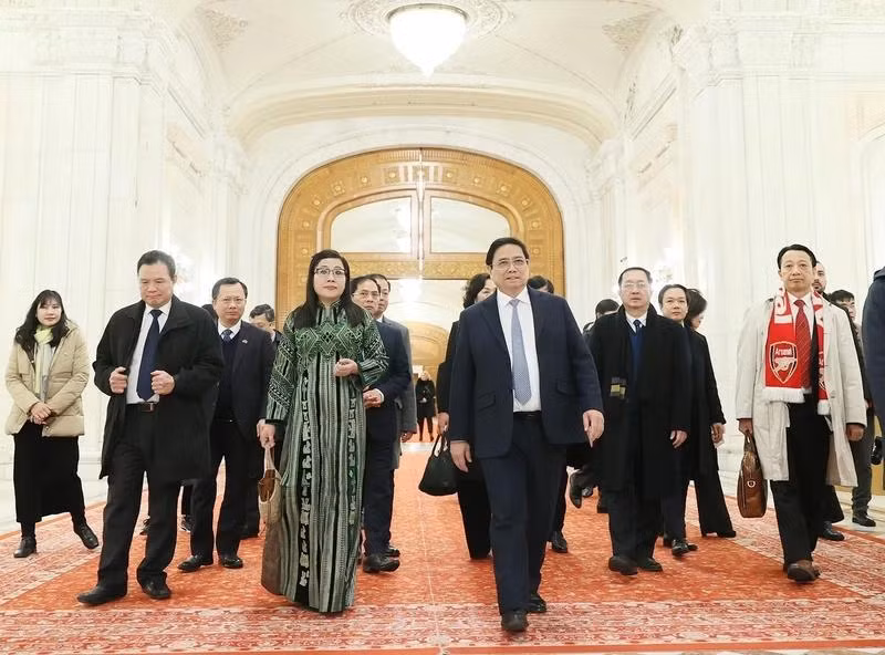 El primer ministro Pham Minh Chinh y su cónyuge visitan el Palacio del Parlamento Rumano. El primer ministro Pham Minh Chinh y su cónyuge visitan el Palacio del Parlamento Rumano.