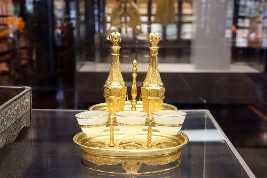Este juego de tazas y bandejas de jade y oro pertenece a la época del emperador Khai Dinh.