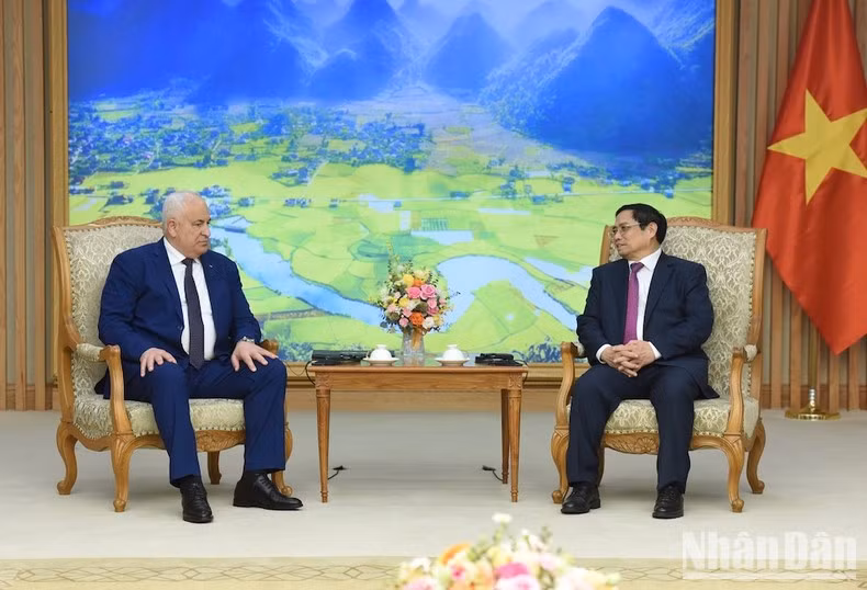 En las conversaciones, el premier vietnamita aprecia los aportes del ministro Ziad Hab Al-Reeh a las relaciones binacionales. En las conversaciones, el premier vietnamita aprecia los aportes del ministro Ziad Hab Al-Reeh a las relaciones binacionales.