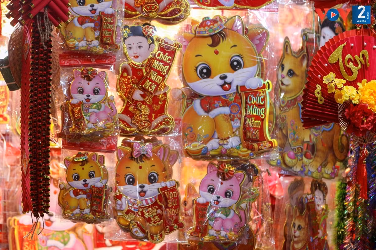 Además de los objetos de decoración preferidos en el Tet como coplas y farolillos rojos, hay diversos artículos con imágenes del gato, el animal que regirá este año según el Zodiaco vietnamita.
