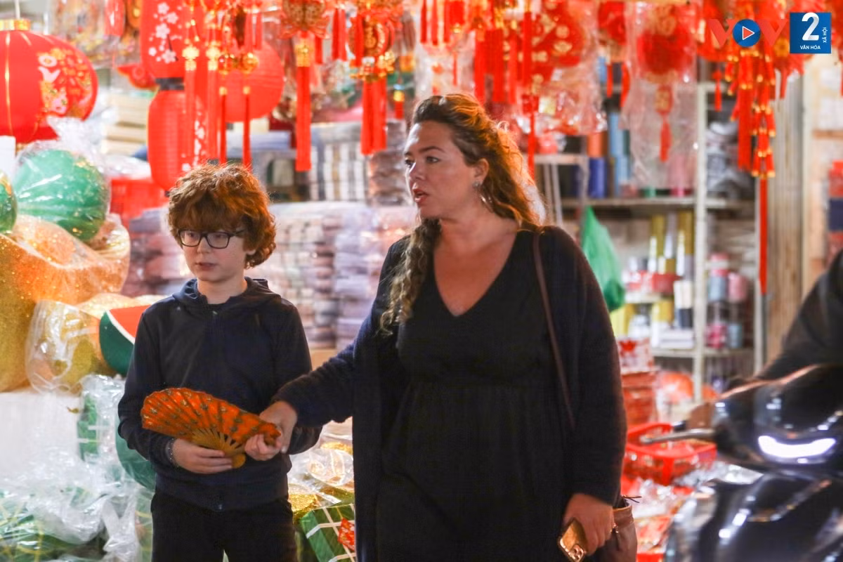 Los visitantes extranjeros acuden aquí para vivir el ambiente de esta fiesta tradicional vietnamita.