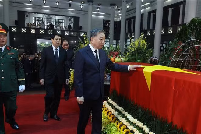 La delegación del Comité Central del Partido Comunista de Vietnam, encabezada por su secretario general, To Lam, rinde homenaje al expresidente Tran Duc Luong. (Fotografía: VNA)