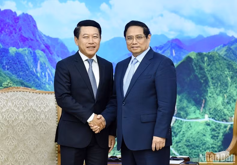 Minh Chinh y el vicepremier y canciller de Laos, Saleumxay Kommasith.