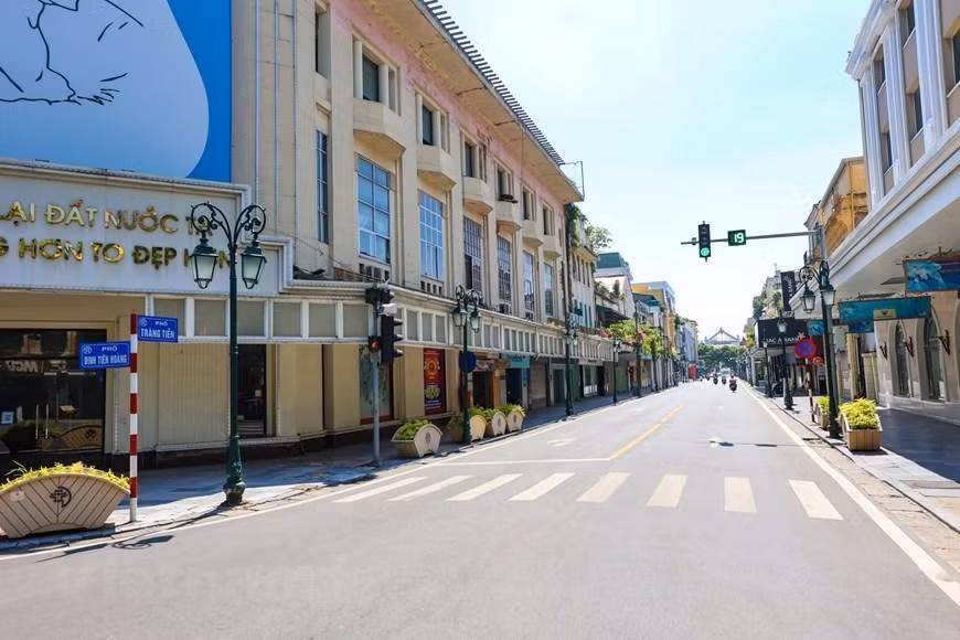 La calle de Paul Bert Street se conoce hoy como Trang Tien, con edificios antiguos restaurados. Es una de las calles más antiguas y hermosas de la capital.