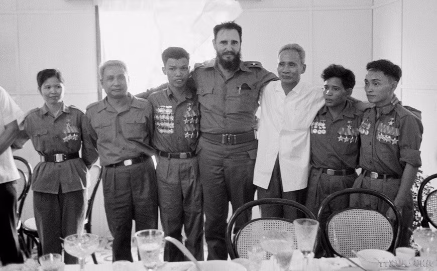 El primer ministro vietnamita, Pham Van Dong, y el primer secretario del Comité Central del Partido Comunista de Cuba y primer ministro, Fidel Castro, junto a héroes del Frente Nacional para la Liberación de Vietnam del Sur (septiembre de 1973).