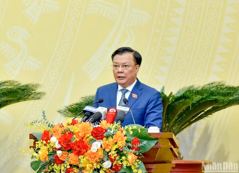 El compañero Dinh Tien Dung interviene en el evento.